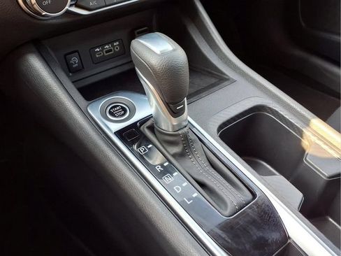Used 2025 Nissan Sentra SV FWD image 10