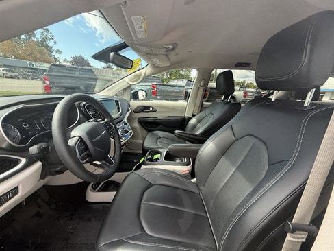 Used 2024 Chrysler Pacifica Touring-L FWD image 24
