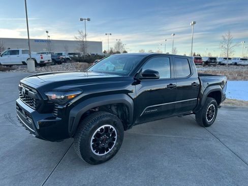 Used 2025 Toyota Tacoma TRD Off-Road image 3