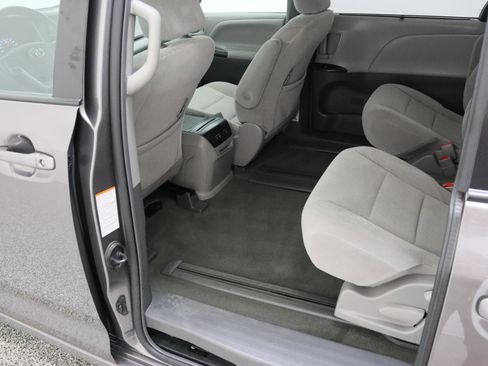 Used 2018 Toyota Sienna LE FWD image 25