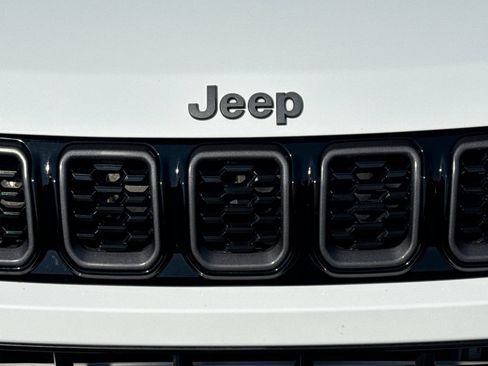 Used 2025 Jeep Compass Latitude w/ Convenience Group AWD/4WD image 45