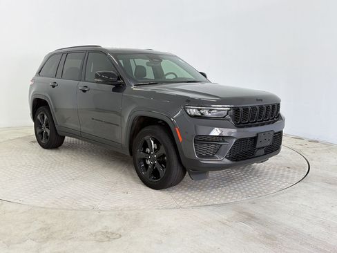 Used 2023 Jeep Grand Cherokee Altitude AWD/4WD image 7