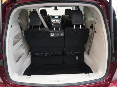 Used 2017 Chrysler Pacifica Touring-L FWD image 11