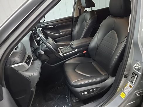 Used 2020 Toyota Highlander XLE AWD/4WD image 32