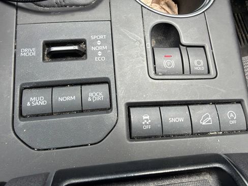 Used 2020 Toyota Highlander LE AWD/4WD image 29
