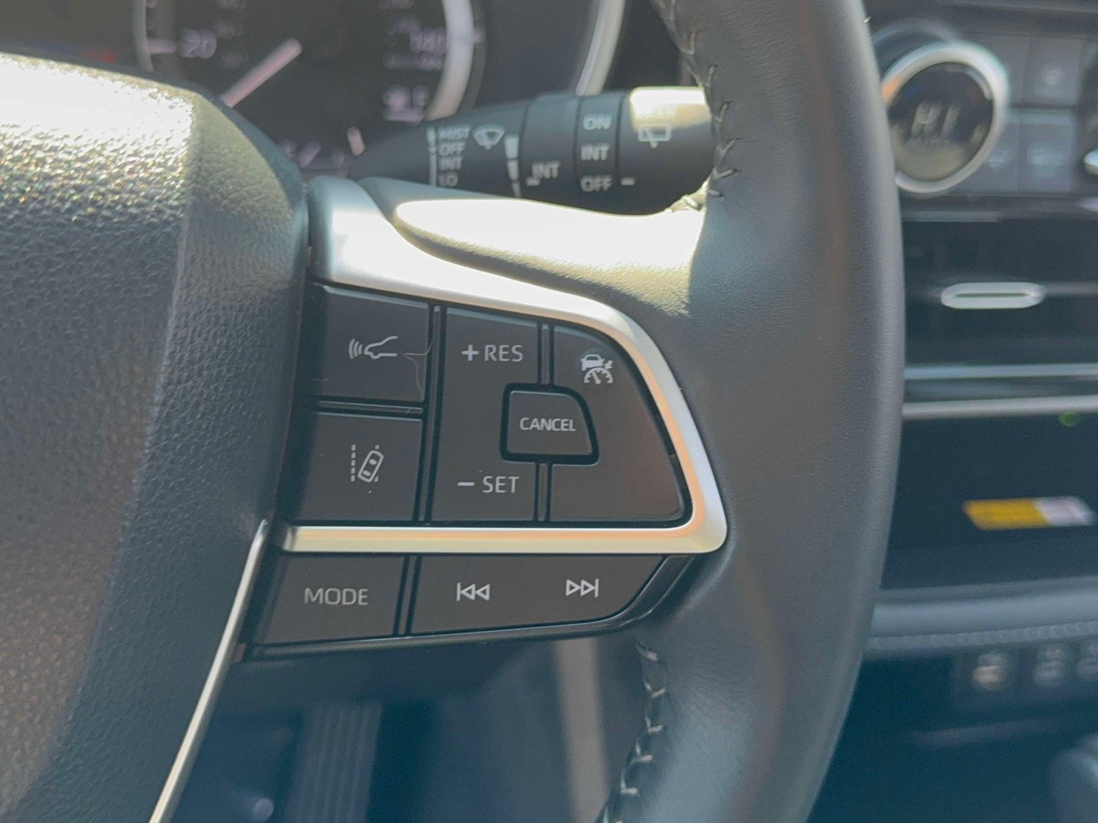 Used 2024 Toyota Highlander XLE AWD/4WD image 15