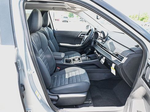 New 2024 Mitsubishi Outlander SE image 41