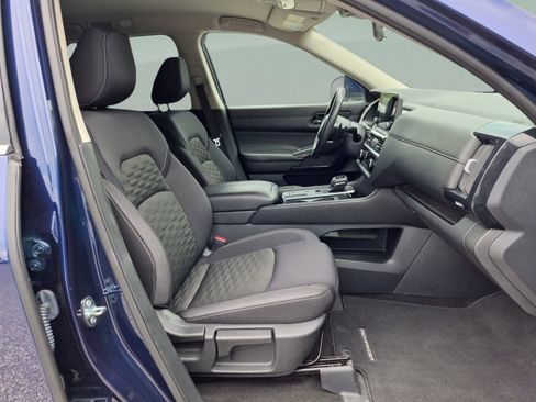 Used 2025 Nissan Pathfinder SV FWD image 21