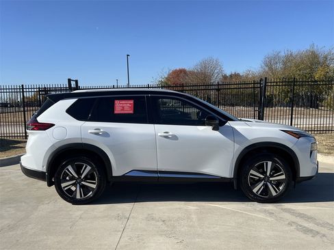 Certified 2025 Nissan Rogue SL image 3