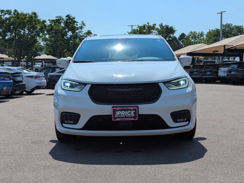 Used 2022 Chrysler Pacifica Limited w/ S Appearance Package AWD/4WD image 2