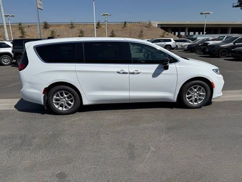 New 2026 Chrysler Pacifica Select image 7
