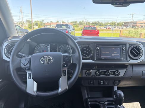 Certified 2018 Toyota Tacoma SR5 AWD/4WD image 12