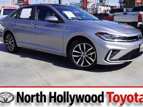 Used 2025 Volkswagen Jetta SE image 1