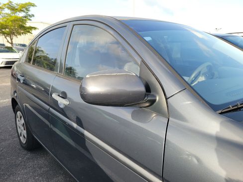 Used 2010 Hyundai Accent GLS FWD image 9