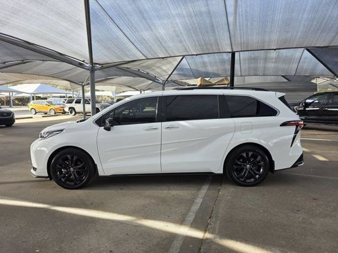 Used 2023 Toyota Sienna XSE image 8