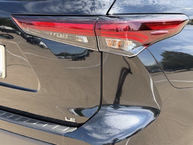 Used 2025 Toyota Highlander LE FWD image 6