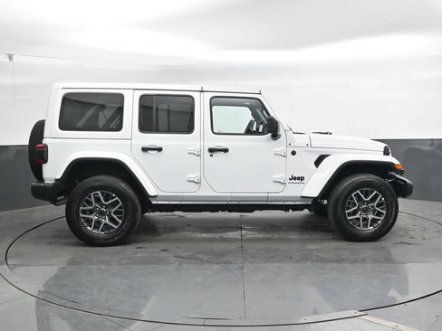 Used 2025 Jeep Wrangler Unlimited Sahara AWD/4WD image 3
