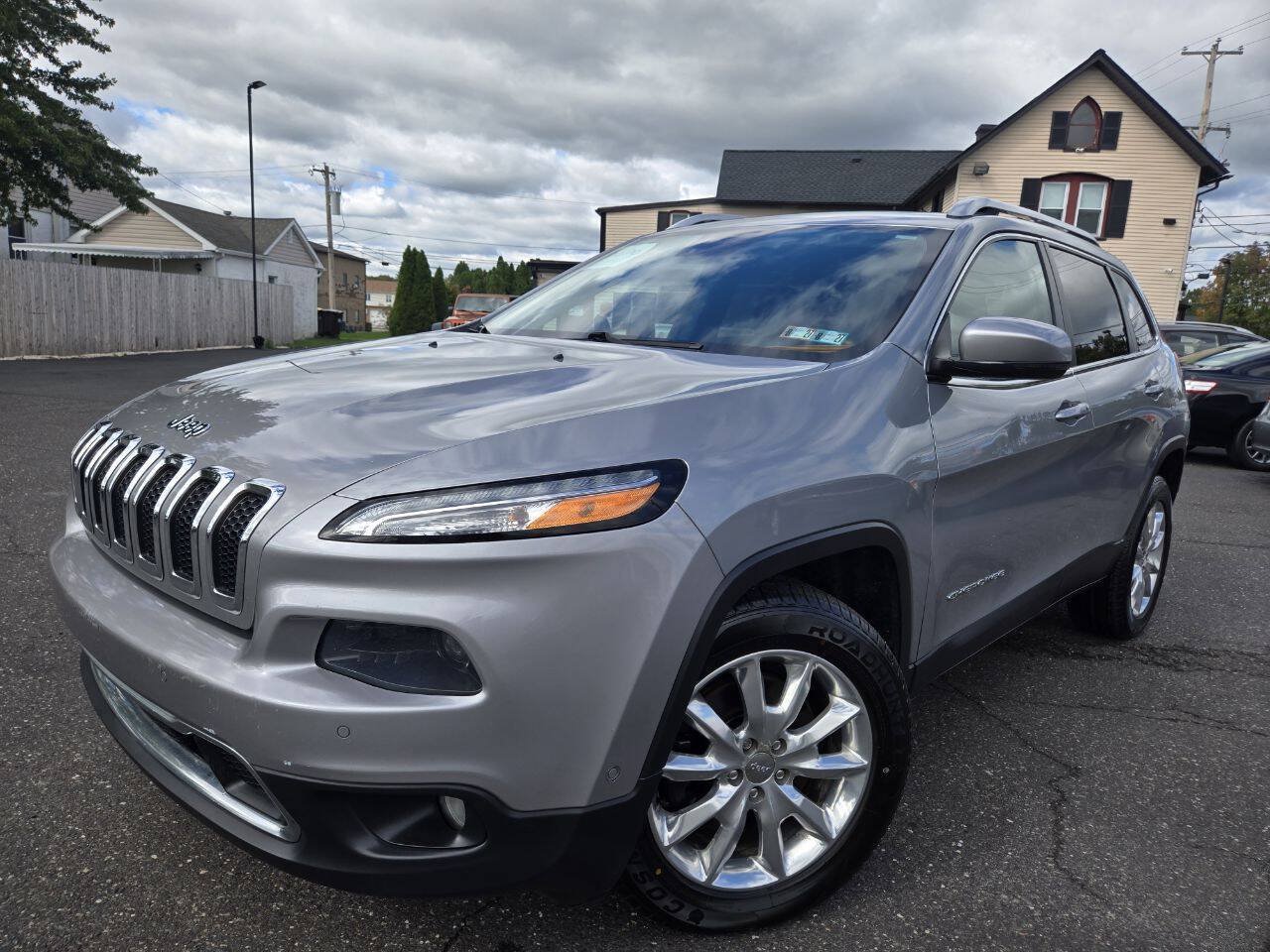 Used 2015 Jeep Cherokee Limited w/ Technology Group AWD/4WD image 2