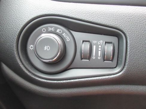 Used 2020 Jeep Renegade Latitude FWD image 21
