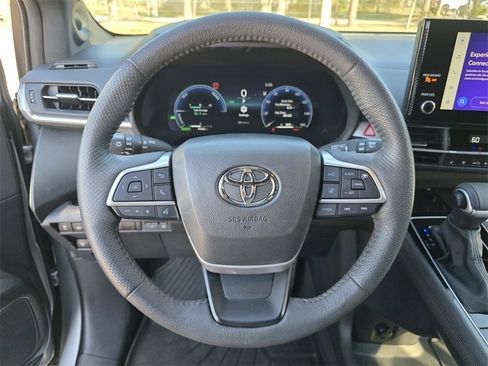 Certified 2025 Toyota Sienna Platinum image 29
