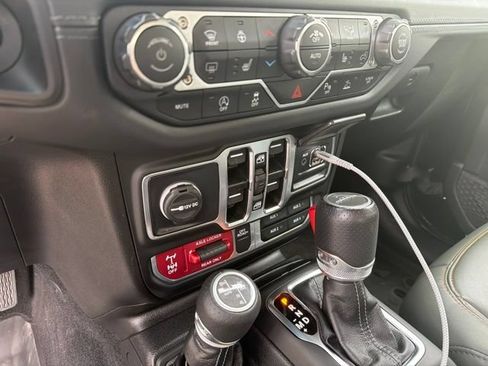 Used 2025 Jeep Gladiator Mojave AWD/4WD image 16