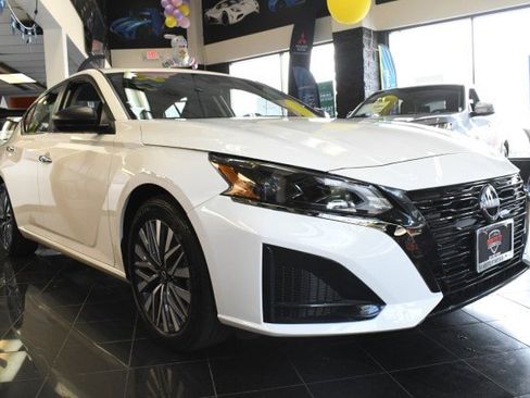 Used 2025 Nissan Altima 2.5 SV FWD image 3
