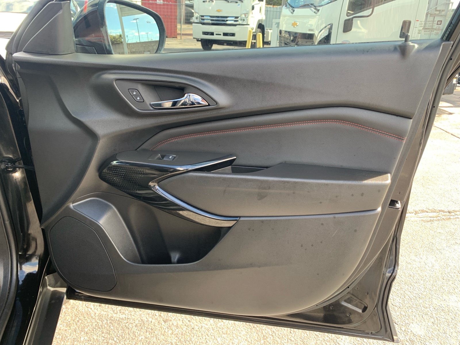 Used 2025 Chevrolet Trax RS w/ Sunroof Package FWD image 30