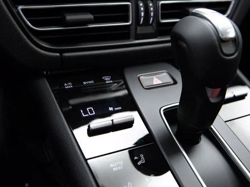 Certified 2025 Porsche Macan image 28