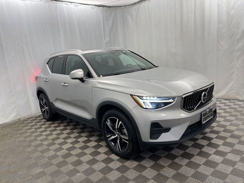 Used 2024 Volvo XC40 B5 Core image 2