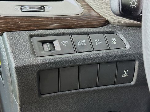 Used 2017 Hyundai Santa Fe SE image 12