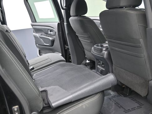 Used 2018 Nissan Titan SV w/ SV Convenience Package image 6