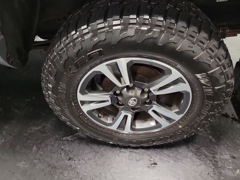 Used 2018 Toyota Tacoma TRD Sport image 10