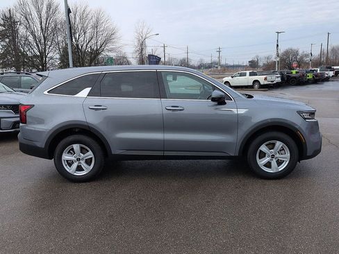 Used 2023 Kia Sorento LX image 2