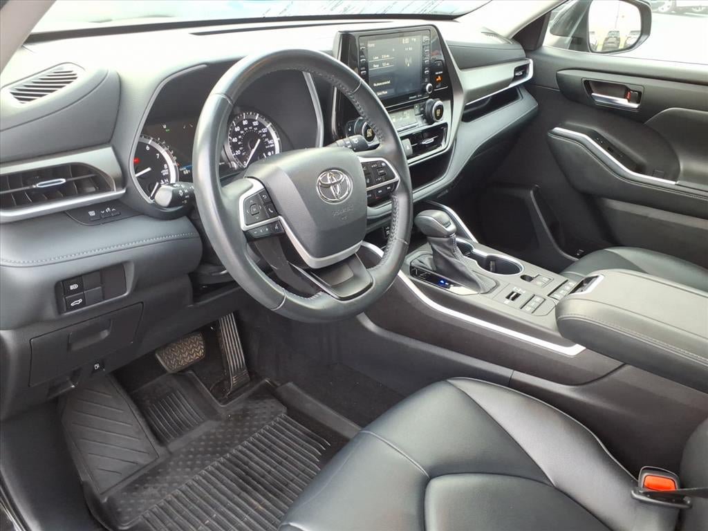 Used 2022 Toyota Highlander XLE AWD/4WD image 15