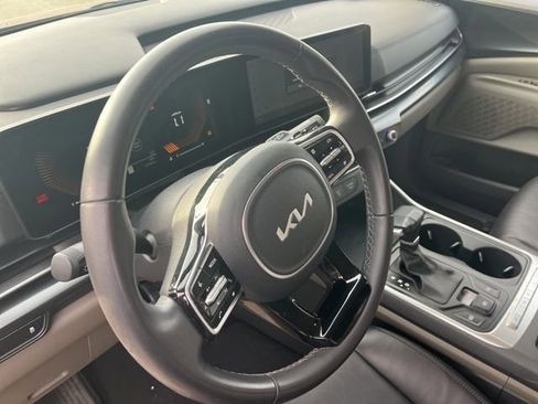 Used 2025 Kia Carnival image 14