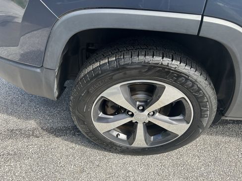 Used 2019 Jeep Cherokee Limited AWD/4WD image 11