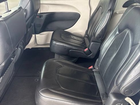 Used 2022 Chrysler Pacifica Touring-L FWD image 10