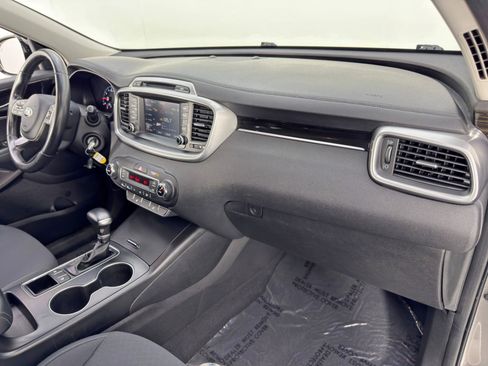 Used 2019 Kia Sorento LX w/ LX Convenience Package image 13
