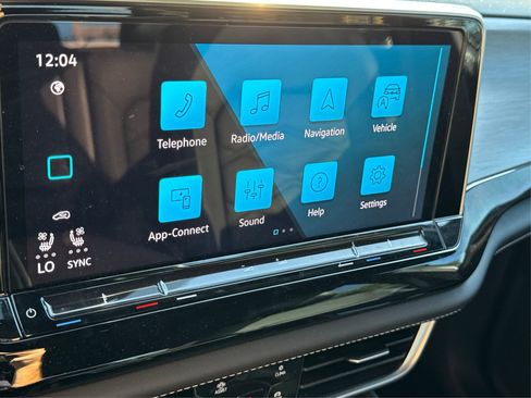 Used 2024 Volkswagen Atlas Cross Sport SE w/ Panoramic Sunroof Package image 28