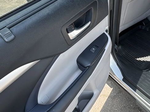 Used 2019 Toyota Highlander XLE AWD/4WD image 14