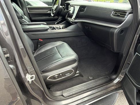 Used 2024 Jeep Wagoneer Series II w/ Flexible Seating Group RWD image 19