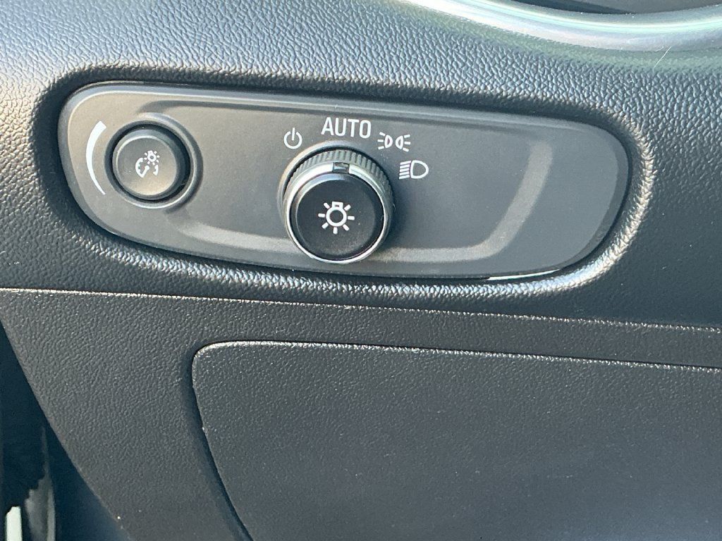 Used 2021 Chevrolet Malibu LT FWD image 25