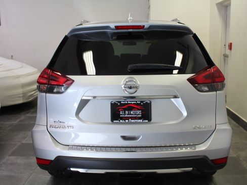 Used 2018 Nissan Rogue SV image 5