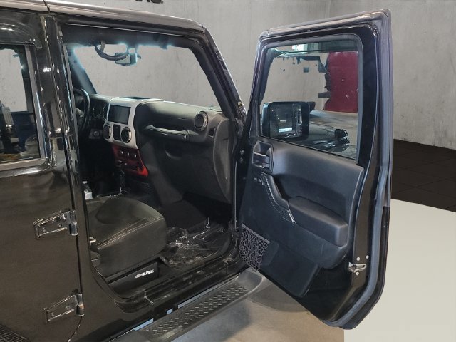 Used 2018 Jeep Wrangler Unlimited Sahara AWD/4WD image 14