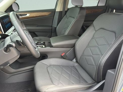 Used 2025 Volkswagen Atlas SE FWD image 30