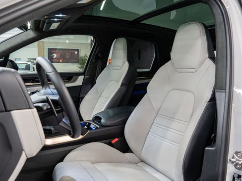Used 2025 Porsche Cayenne GTS AWD/4WD image 16