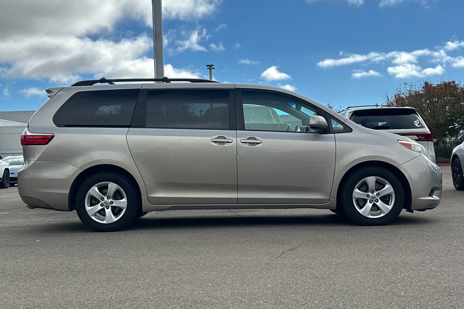 Used 2015 Toyota Sienna LE FWD image 3