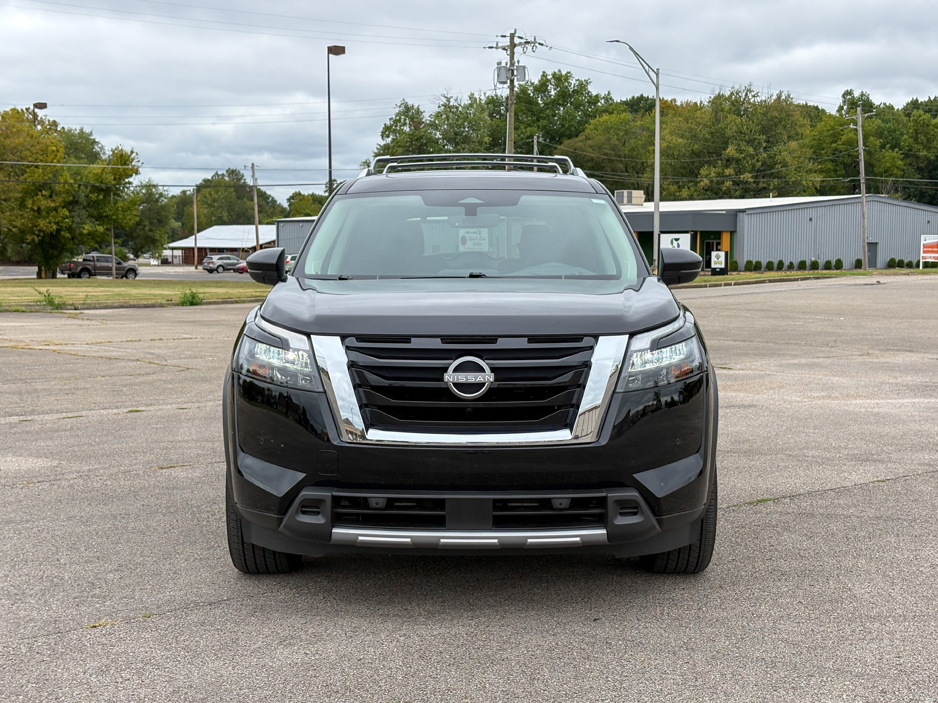 Used 2025 Nissan Pathfinder Platinum FWD image 3