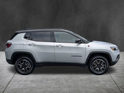 Used 2025 Jeep Compass Trailhawk AWD/4WD image 4