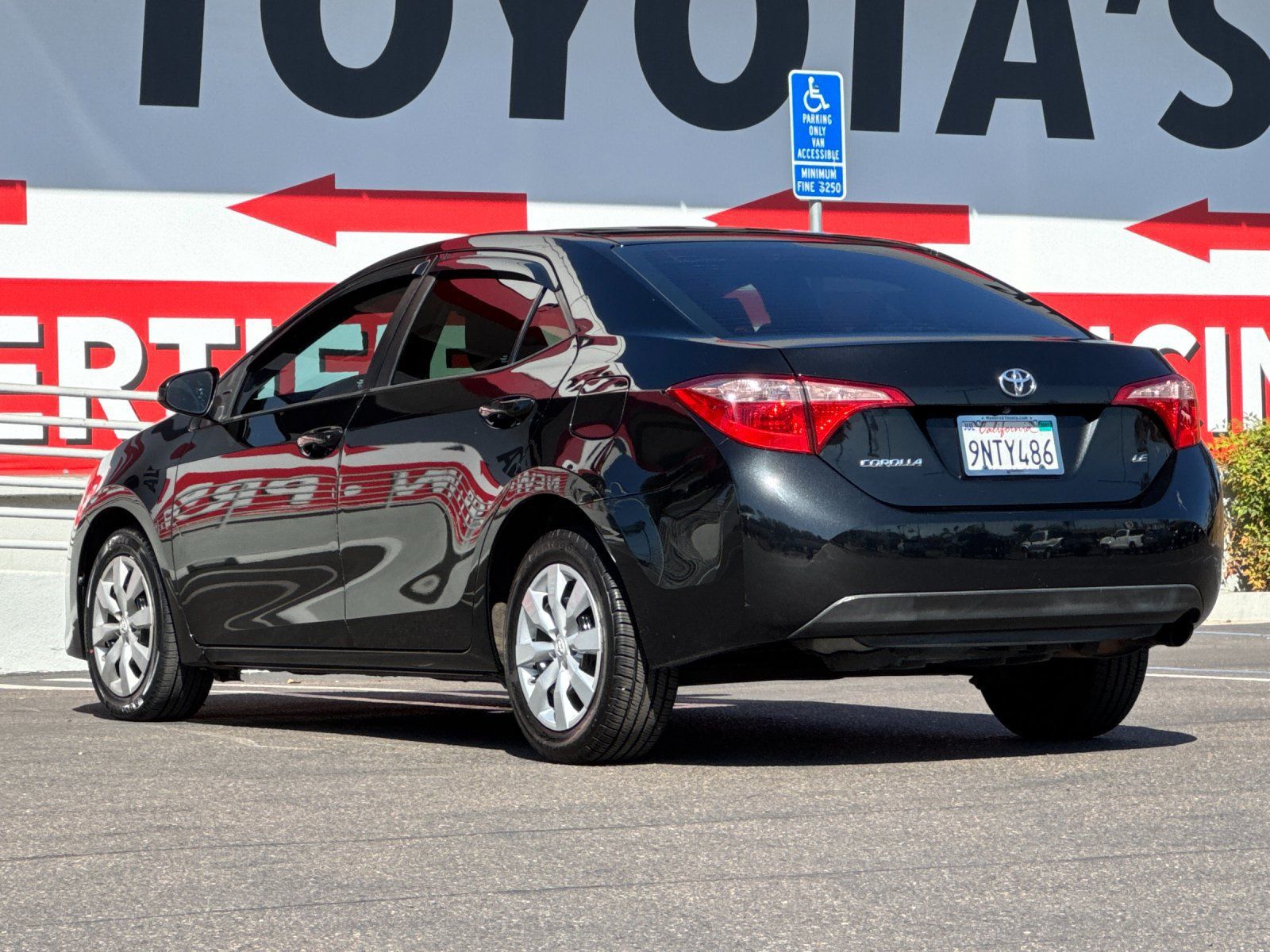 Used 2017 Toyota Corolla LE FWD image 3
